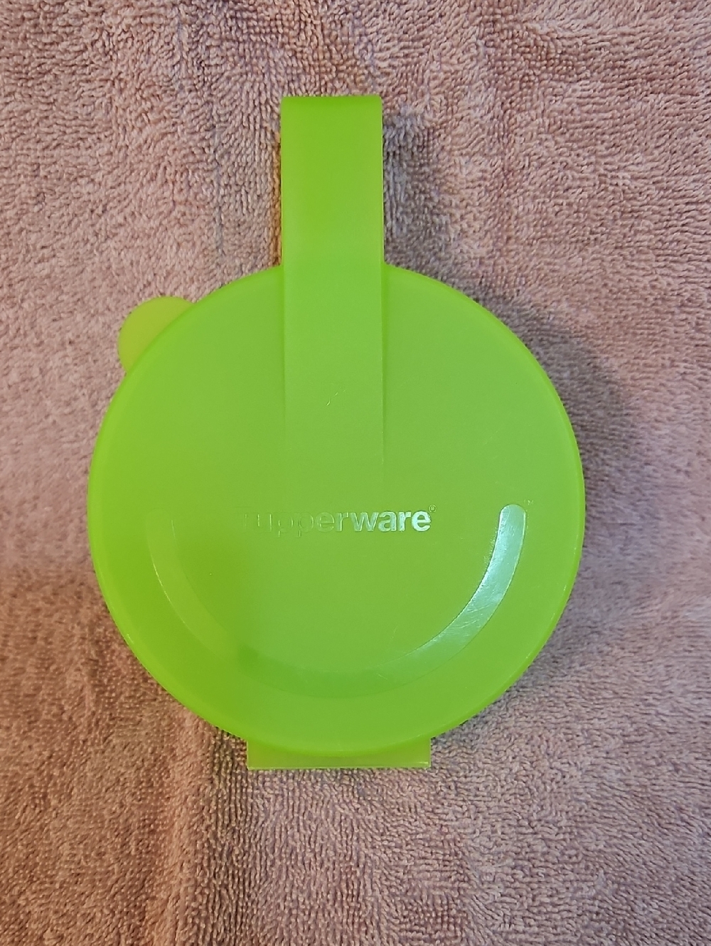 Tupperware Lime Green Round Snap Lid with Tab. Forget Me Not.